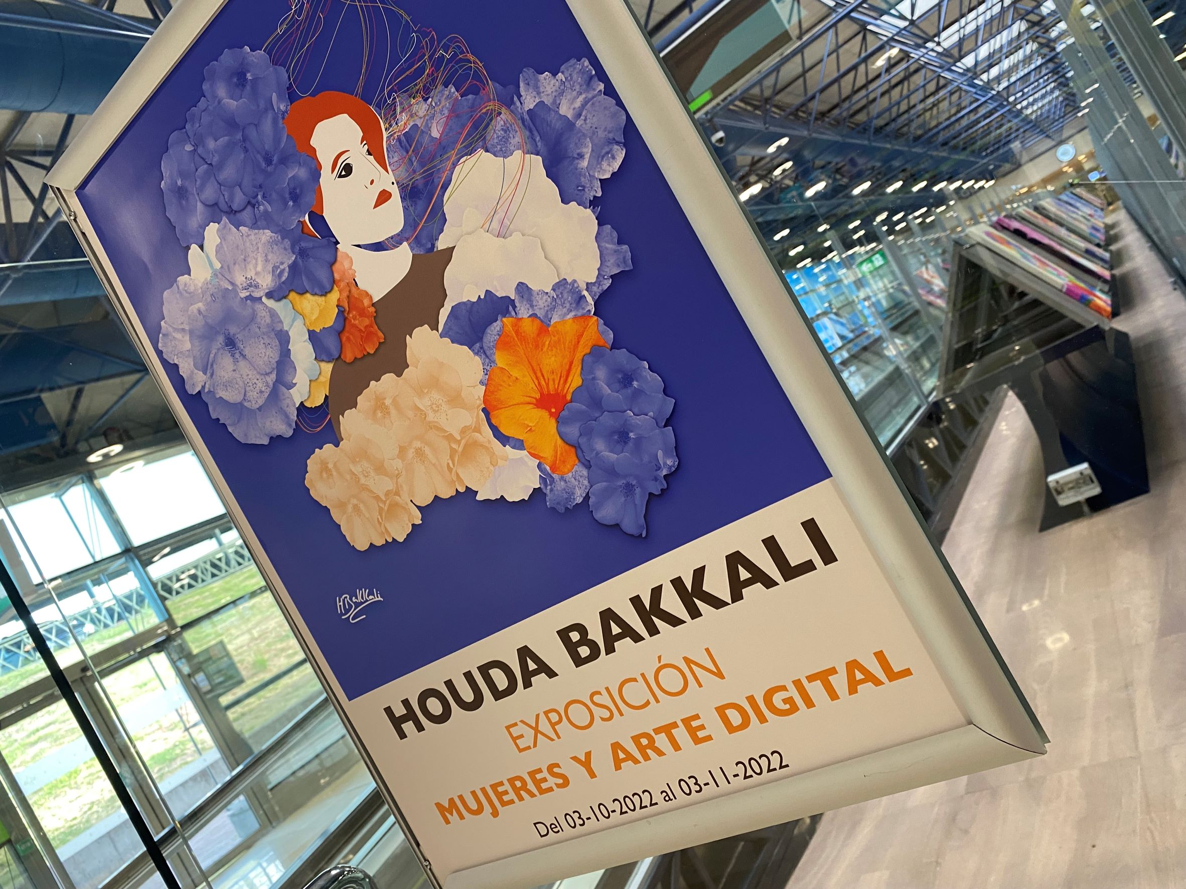 Cartel de la muestra Mujeres y Arte digital de la artista Houda Bakkali expuesta en la T-2 del aeropuerto de Madrid Barajas en octubre-noviembre de 2022 (Foto cedida) 01 031122