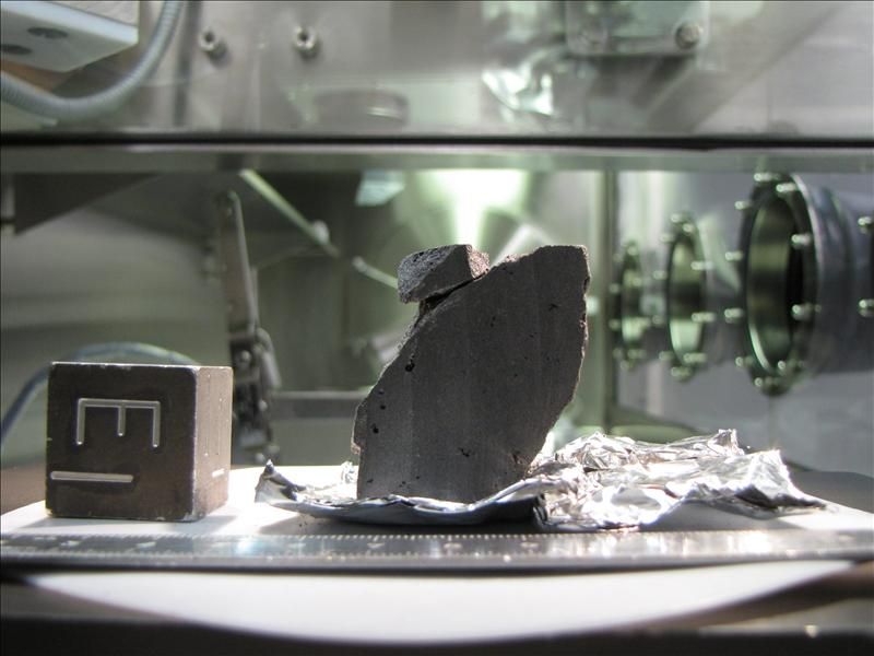 Roca lunar traída por el Apolo 11 revela nuevos datos de la Luna