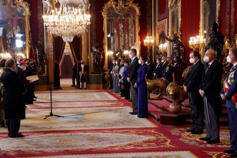 Felipe VI (c-izda), acompañado de la reina Letizia (c-dcha), preside este jueves en el Palacio Real la tradicional recepción al cuerpo diplomático acreditado en España. 