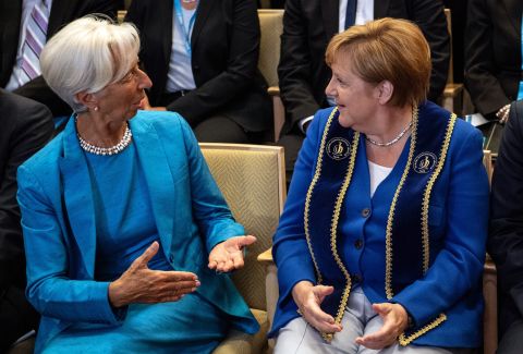 Christine Lagarde (izquierda) habla con Angela Merkel .