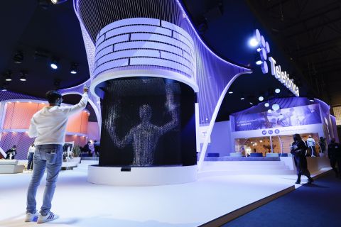 Un visitante interactúa con un holograma en el stand de Telefónica del Mobile World Congress de Barcelona (MWC), el pasado 3 de marzo.