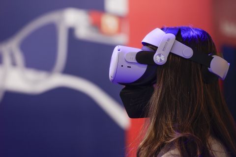 Una joven recorre el Mobile World Congress de Barcelona (MWC), probando unas gafas virtuales.