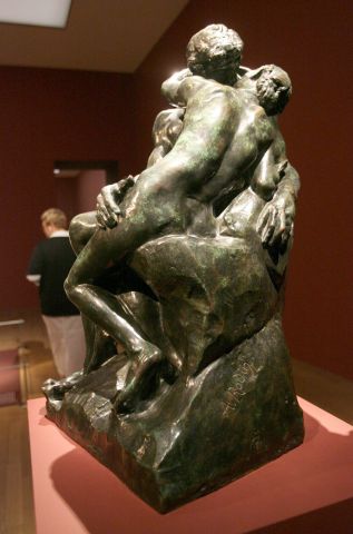 La imagen muestra la escultura de bronce 'El Beso' del francés Auguste Rodin (1840 - 1917) en el museo Hypo-Kunsthalle en Munich, Alemania. Foto: Frank Maechler