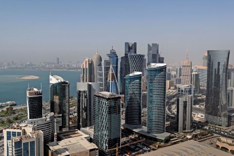 Vista de la ciudad de Doha, capital de Catar, desde el helipuerto del hotel JW Marriot, en West Bay. El país árabe espera recibir más de 1,2 millones de visitantes durante el Mundial. 01 201122
