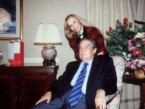 Octavio Paz y su mujer María José Paz el 11 de octubre de 1990, en Nueva York, día que comunican al escritor que es el ganador del Premio Nobel de literatura.Efe / Miguel Rajmil 01 1580423