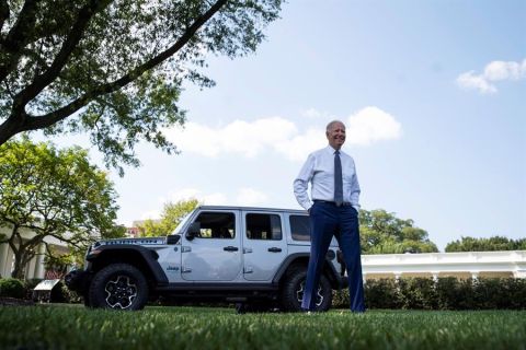 El presidente de EE.UU., Joe Biden, camina tras conducir una Jeep Wrangler Unlimited 4xe Rubicon, este 5 de agosto de 2021, durante un evento sobre vehículos eléctricos, en la Casa Blanca, Washington.