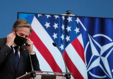 El secretario de Estado de Estados Unidos, Antony Blinken, se quita la mascarilla protectora para una rueda de prensa al final de una reunión de Ministros de Relaciones Exteriores de la OTAN en la sede de la Alianza en Bruselas, Bélgica, 24 de marzo 2021.