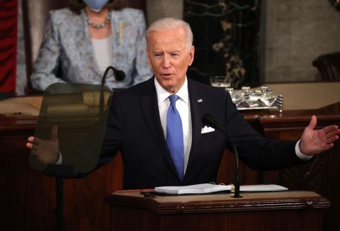 El presidente de Estados Unidos, Joe Biden, fue registrado este miércoles al dirigirse al Congreso estadounidense, con motivo de sus primeros cien días de gobierno, en la sede del Capitolio en Washington DC (EE.UU.)