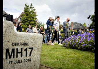 Foto archivo que muestra a familiares de las víctimas colocando girasoles durante una ceremonia conmemorativa por las víctimas del desastre aéreo del vuelo MH17 de Malaysia Airlines, en monumento ubicado en el parque Dudok, Hilversum, Países Bajos EFE 011