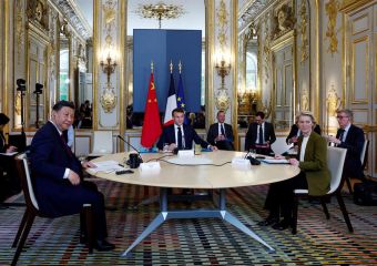 El presidente de Francia, Emmanuel Macron, su homólogo chino, Xi Jinping, y la presidenta de la Comisión Europea (CE), Úrsula von der Leyen. EFE/EPA/GONZALO FUENTES / POOL MAXPPP OUT 01 060524