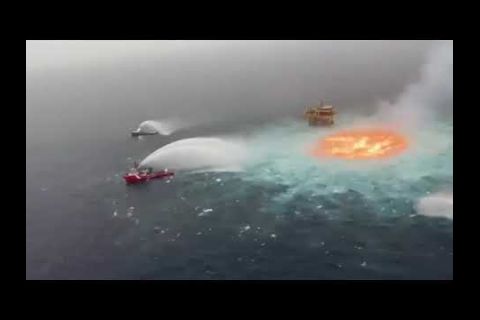 Embedded thumbnail for Vídeo viral: Pemex reporta una fuga con fuego en gasoducto submarino del sureste de México