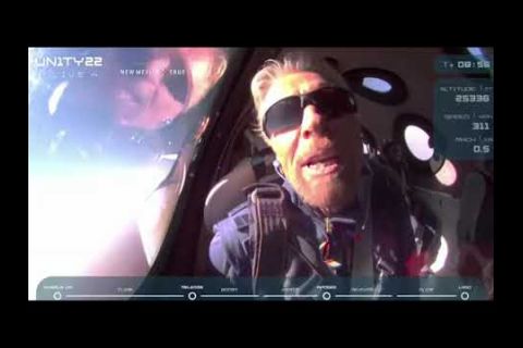 Embedded thumbnail for El millonario Branson cumple su sueño y llega al espacio en su propio avión