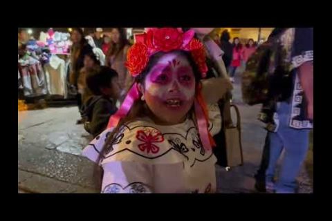 Embedded thumbnail for Feministas marchan disfrazadas para denunciar feminicidios en el sureste de México