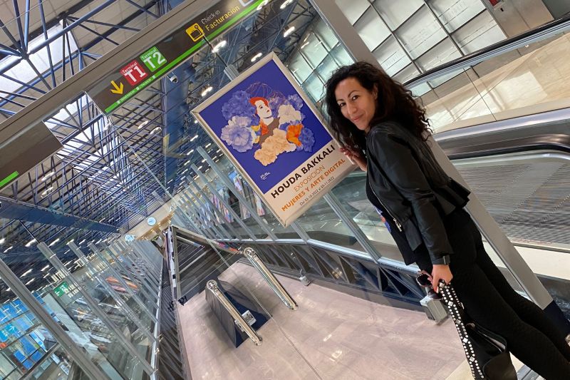 La artista Houda Bakkali muestra Mujeres y Arte digital de la artista expuesta en la T-2 del aeropuerto de Madrid Barajas en octubre-noviembre de 2022 (Foto cedida) 01 031122