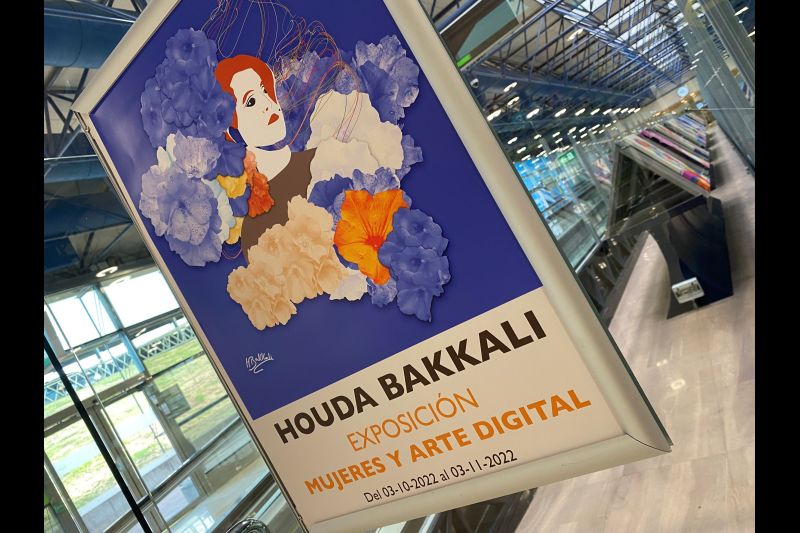 Cartel de la muestra Mujeres y Arte digital de la artista Houda Bakkali expuesta en la T-2 del aeropuerto de Madrid Barajas en octubre-noviembre de 2022 (Foto cedida) 01 031122