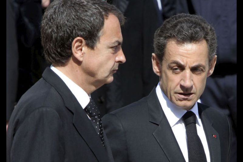 El presidente francés, Nicolas Sarkozy (d), junto al presidente del Gobierno español, José Luis Rodríguez Zapatero, durante el funeral por el primer agente de la seguridad del Estado francés muerto por ETA, la semana pasada, el brigada Jean-Serge Nérin.