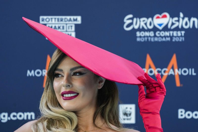 Anxhela Peristeri de Albania llega a la alfombra turquesa para la ceremonia de apertura de la 65a edición del Festival de la Canción de Eurovisión (ESC) en la Terminal de Cruceros de Rotterdam, en Rotterdam, Países Bajos, el 16 de mayo de 2021.