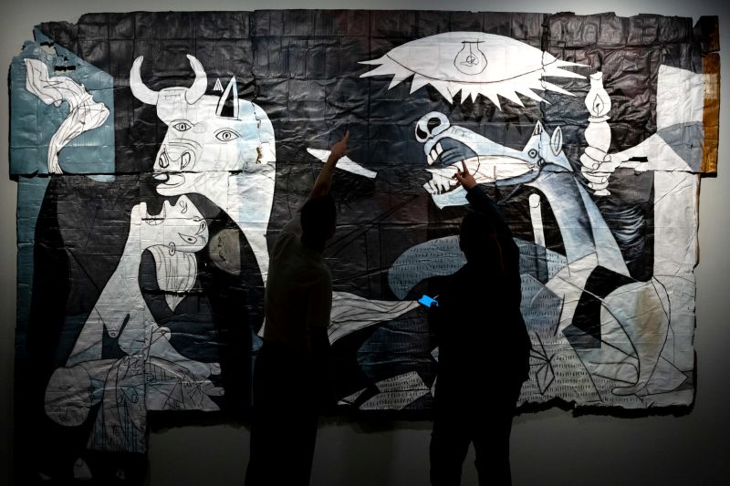 Inauguración de la exposición,Guernica despedazado 01040425