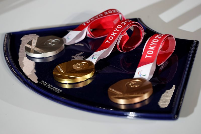 Una bandeja de medallas que se utilizará durante las ceremonias de victoria en los Juegos Paralímpicos de Tokio 2020 se muestra durante un evento de presentación de los artículos de la ceremonia de victoria,. - 030621