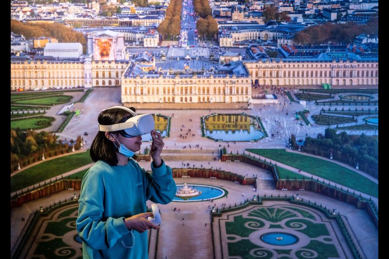 Una mujer lleva gafas de realidad virtual (VR) mientras realiza un recorrido virtual por el Palacio de Versalles en la exposición Virtually Versailles China Tour en Shanghai, China, el 29 de marzo de 2021.