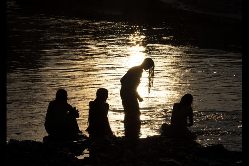 Las mujeres hindúes toman un baño sagrado ritual para conmemorar el festival Rishi Panchami 01 190923