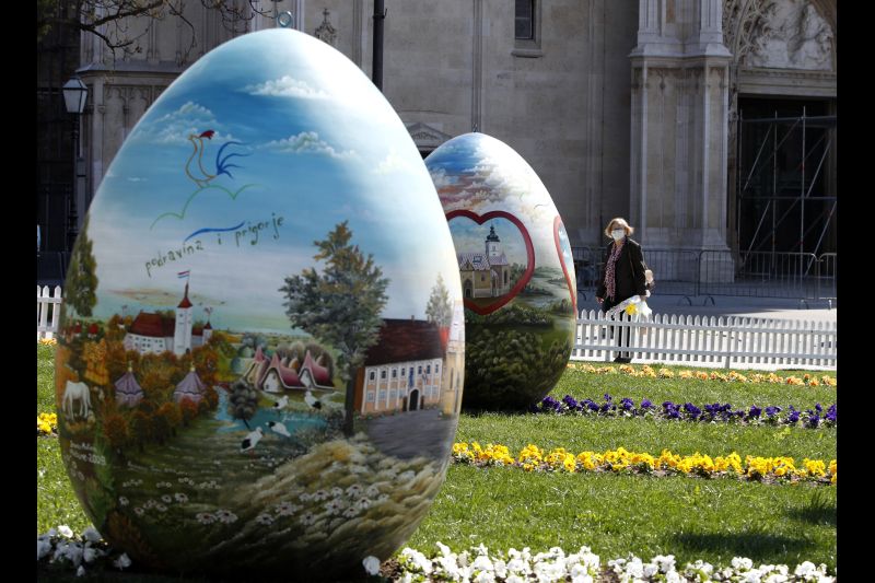 Huevos de Pascua en exhibición en una plaza frente a la Catedral el Viernes Santo en la ciudad capital de Zagreb, Croacia, el 2 de abril de 2021.