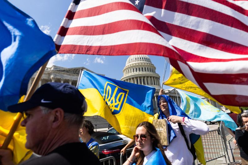 Manifestantes a favor de Ucrania ondean en Washington banderas de este país y de Estados Unidos tras la aprobación de un nuevo paquete de ayuda en una votación en la Cámara de Representantes de EEUU. EFE/EPA/Jim Lo Scalzo 01 220424
