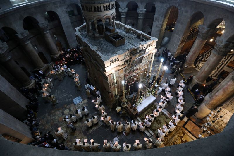 Sacerdotes rezan durante el Domingo de Resurección en el Santo Sepulcro en Jerusalén, este domingo.