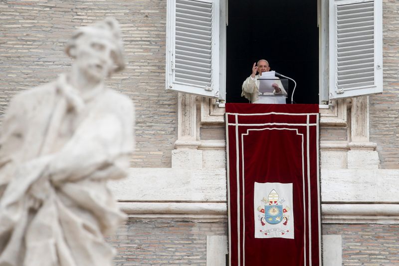 El papa Francisco recita las oraciones del Ángelus desde la ventana de su estudio en la Plaza de San Pedro, en Ciudad del Vaticano, el 26 de septiembre del 2021. 