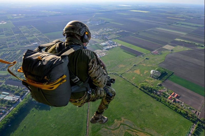  Salto tributo a los paracaidistas húngaros 01 120522