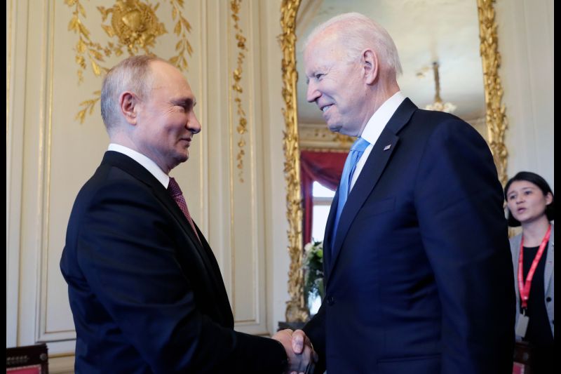 El presidente estadounidense Joe Biden (derecha) y el presidente ruso Vladimir Putin (izquierda) se dan la mano durante la cumbre Estados Unidos-Rusia en Villa La Grange, en Ginebra, Suiza, el 16 de junio de 2021 (Rusia, Suiza, Estados Unidos, Ginebra).