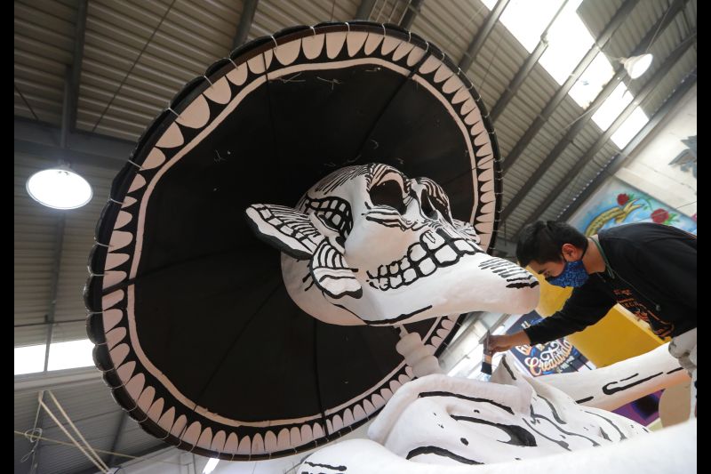 Artesanos mexicanos se preparan para desfile más grande del Día de Muertos 01 261021
