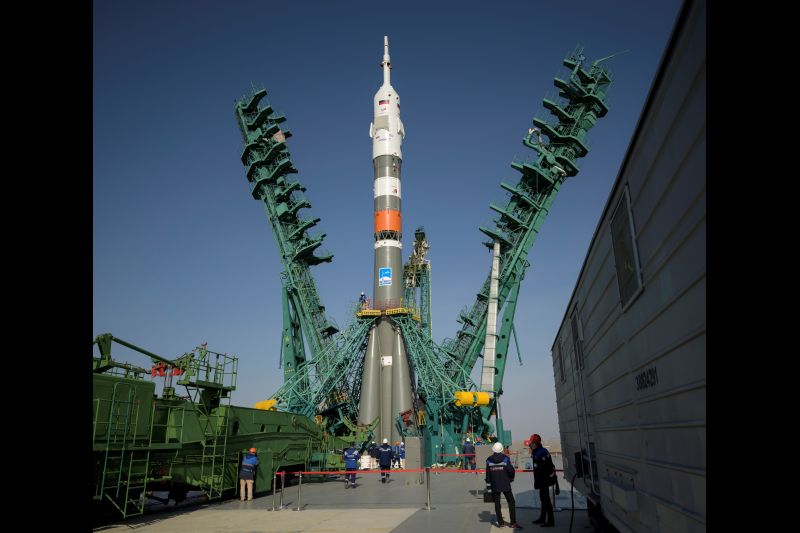 Cohete Soyuz en la plataforma de lanzamiento en el sitio 31 en el cosmódromo de Baikonur en Kazajstán, el 6 de abril de 2021.