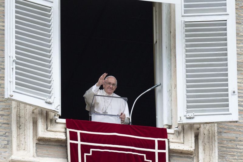 El Papa Francisco dirige el rezo de la oración dominical del Regina Coeli 01 010522