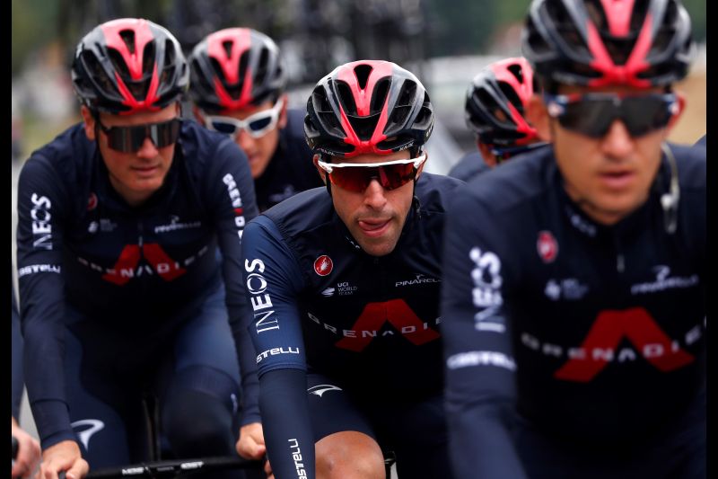 El ciclista español Jonathan Castroviejo (C) del equipo Ineos Grenadiers asiste a una sesión de entrenamiento dos días antes de la 108a edición de la carrera ciclista del Tour de Francia en Brest, Francia, el 24 de junio de 2021.