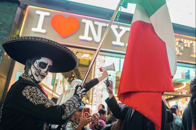 Catrinas se toman calles de Nueva York previo al Día de Muertos 01 301022