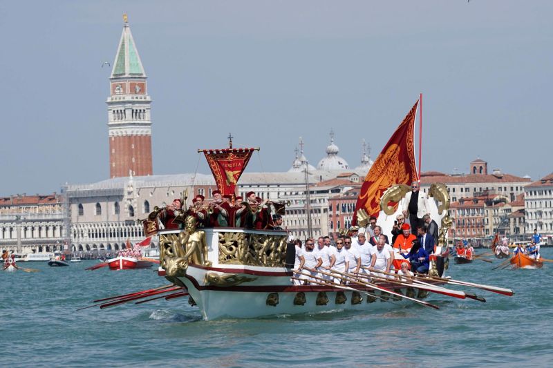 Ceremonia de las bodas en el mar en Venecia 01 220523
