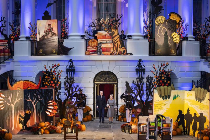 Una Jill Biden disfrazada de gata da libros a los niños por Halloween en la Casa Blanca 01 311023