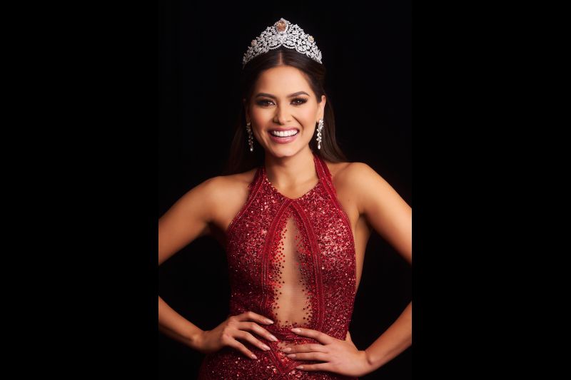 Fotografía cedida este lunes por la Organización Miss Universo donde aparece la mexicana Andrea Meza, nueva Miss Universo 2021, mientras posa en el Seminole Hard Rock Hotel & Casino de Hollywood, en Florida (Estados Unidos).