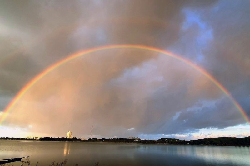 Un arco iris se arquea sobre el lago Gyeongpo en Gangneung, 230 kilómetros al este de Seúl, Corea del Sur. - 01 180921