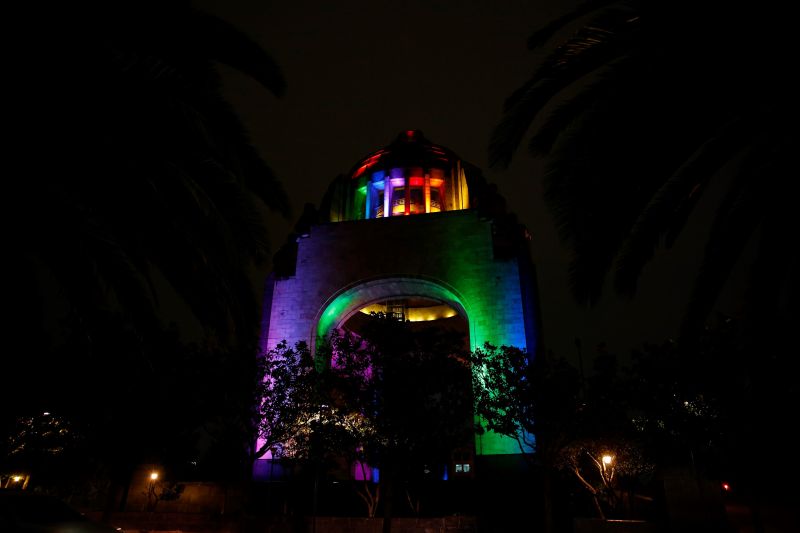 Vista general del monumento a la Revolución iluminado con los colores de la comunidad LGBT hoy, en conmemoración del día Internacional contra la Homofobia, Transfobia y Bifobia, en la Ciudad de México. (México). 