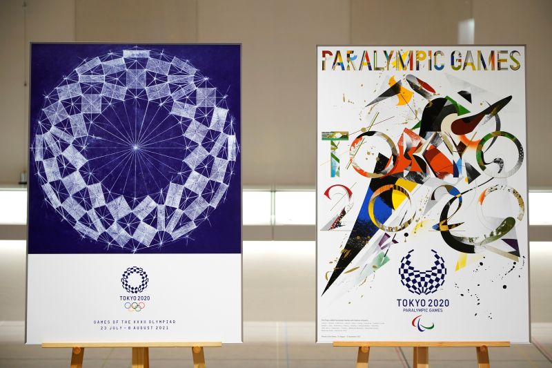 Cartel del diseñador gráfico Asao Tokolo 'estudio armonizado del emblema a cuadros para los Juegos Olímpicos de Tokio 2020' (I) y cartel del grupo de diseñadores gráficos GOO CHOKI PAR'Äôs 'Paralímpico' hacen su presentación. Tokio, Japón, 22 junio 2021.