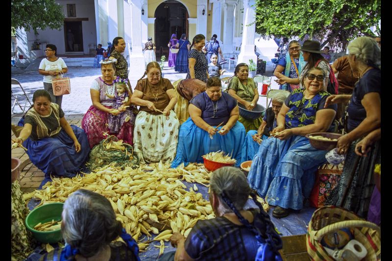 Un grupo de mujeres indígenas zapotecas deshoja maíz para la elaboración de tamales hoy, como parte de las festividades de la cuaresma en el municipio de Tehuantepec, estado de Oaxaca (México). EFE/Luis Villalobos 01 230323