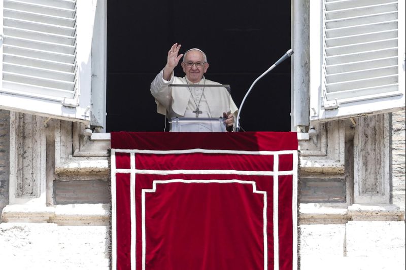 Papa Francisco durante el rezo del Ángelus en la Plaza de San Pedro 01 030722