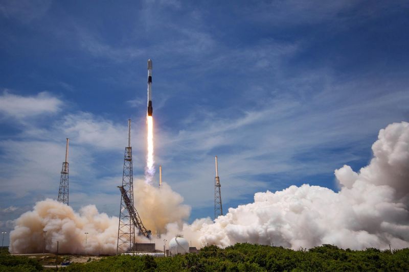 Un cohete de SpaceX pone en órbita 59 artefactos en un "vuelo compartido" 01 260522