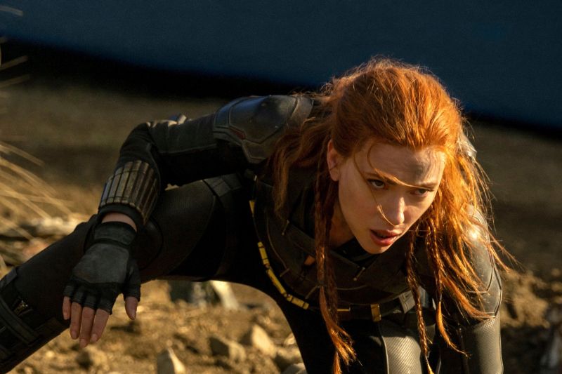 Fotograma cedido por Marvel Studios donde aparece Scarlett Johansson como Black Widow, durante una escena de la película de acción "Black Widow" que se estrena el viernes a la vez en los cines y Disney+