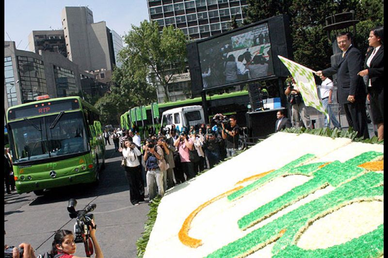 Entrega Mercedes Benz 145 Autobuses A La Red De Transporte