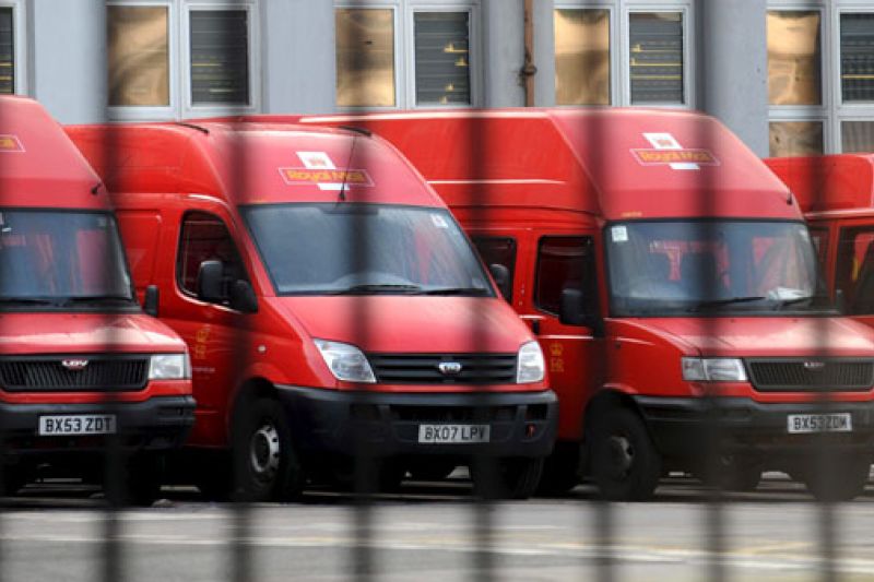 Camionetas del Royal Mail estacionadas durante la huelga, en Londres (Reino Unido), hoy 22 de octubre. Los trabajadores del servicio público británico de correos, secundan hoy su primera huelga nacional en 2 años, en protesta por las condiciones laborales
