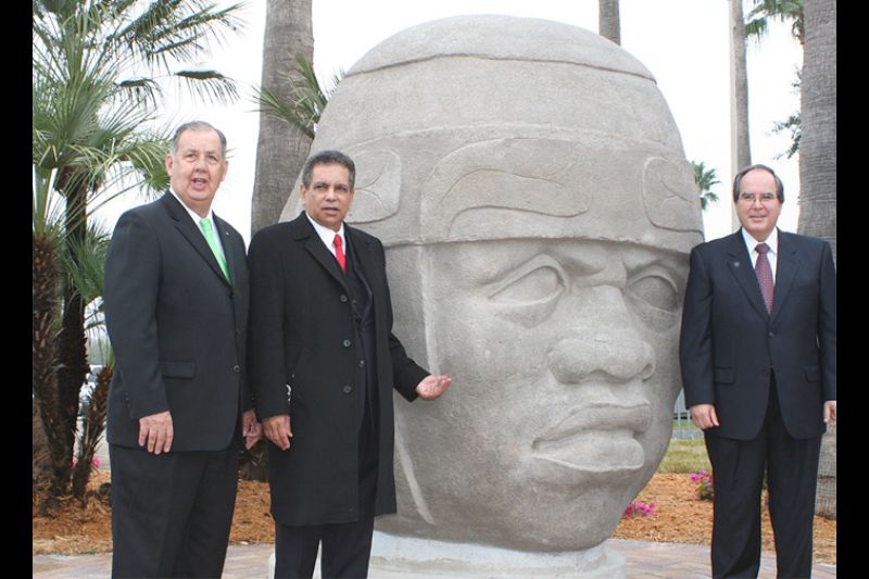 Fidel Herrera Beltrán y el alcalde Richard F. Cortez encabezaron la ceremonia en la cual el Gobierno de Veracruz hizo entrega de una réplica de la Cabeza Olmeca número 8 al Museo Internacional de Arte y Ciencia (IMAS, por sus siglas en inglés) de esta ciu