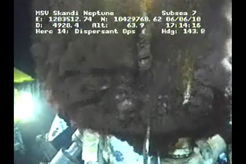 Fotografía cedida por la British Petroleum en la que aparece la imagen tomada por un vehículo operado remotamente que muestra mientras el petróleo sale hacia el mar en la plataforma Deepwater Horizon, en el golfo de México (EE.UU.).